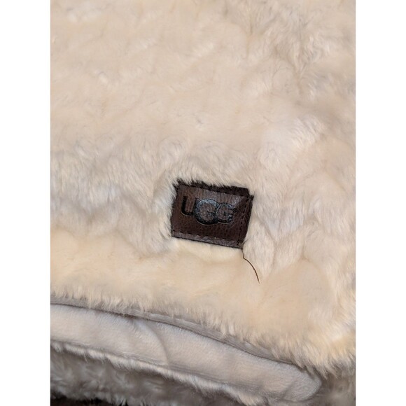 UGG Soft Faux Fur Reversible Accent Oversized 50x70 Blanket Fluffy Cream - Picture 2 of 4